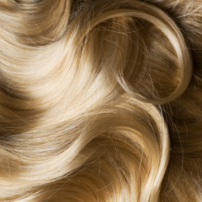 Läikivad, kaunid ja lainelised blondid juuksed.