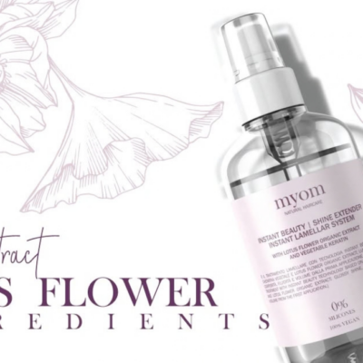 Myom Natural Haircare Shine Extender lamellaarne juuksevedelik pihustiga pudelis, ümbritsetud õrnade joonistatud lootoseõitega heledal taustal, rõhutades orgaanilisi koostisosi.